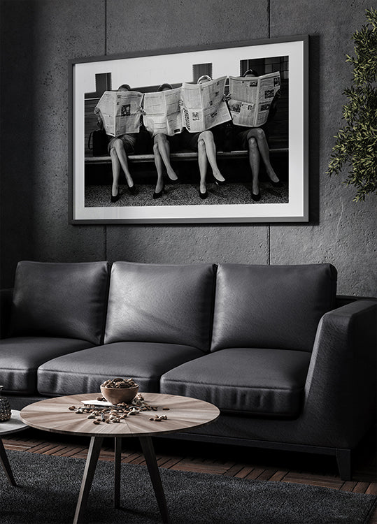 Women Reading Newspapers Plakat - Posterbox.dk